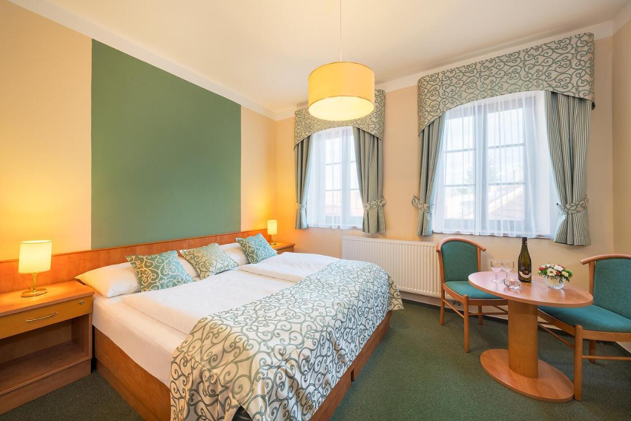 Hotel Bily Jednorozec Třeboň Esterno foto
