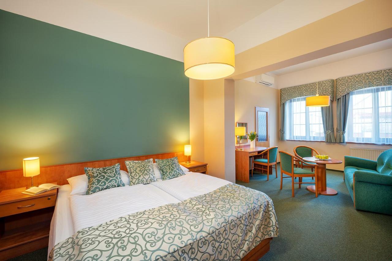 Hotel Bily Jednorozec Třeboň Esterno foto