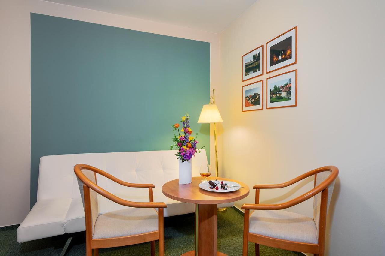 Hotel Bily Jednorozec Třeboň Esterno foto