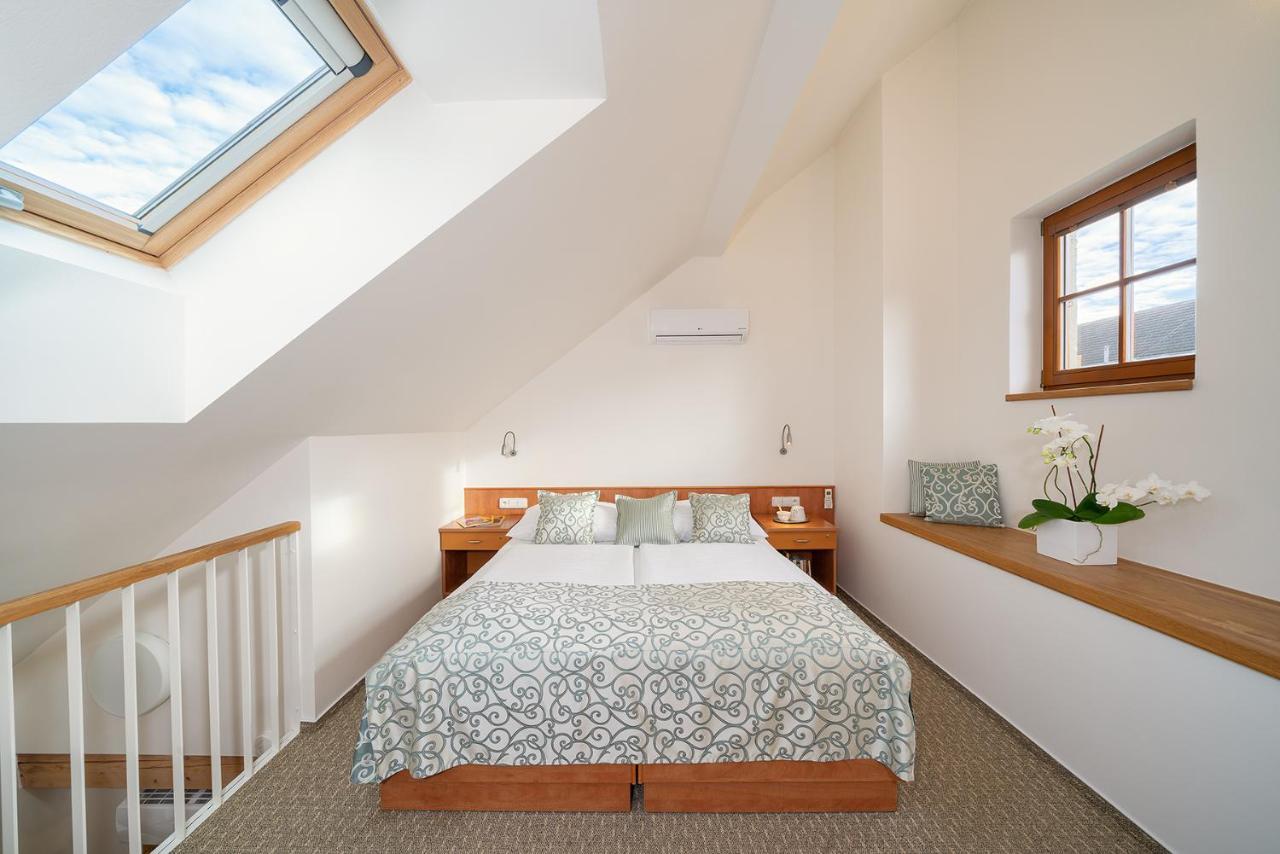 Hotel Bily Jednorozec Třeboň Esterno foto