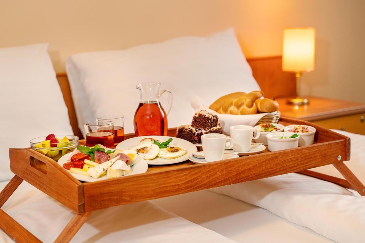 Hotel Bily Jednorozec Třeboň Esterno foto