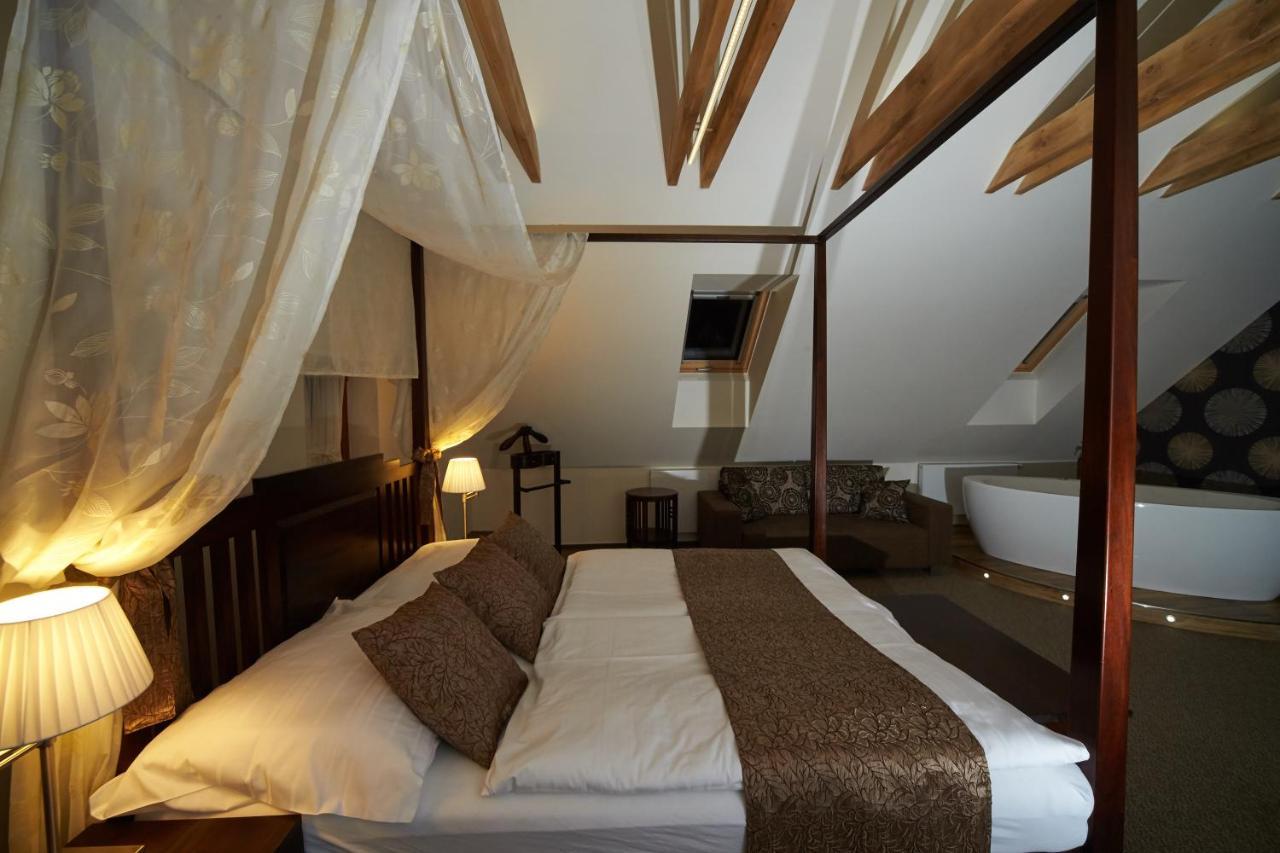 Hotel Bily Jednorozec Třeboň Esterno foto