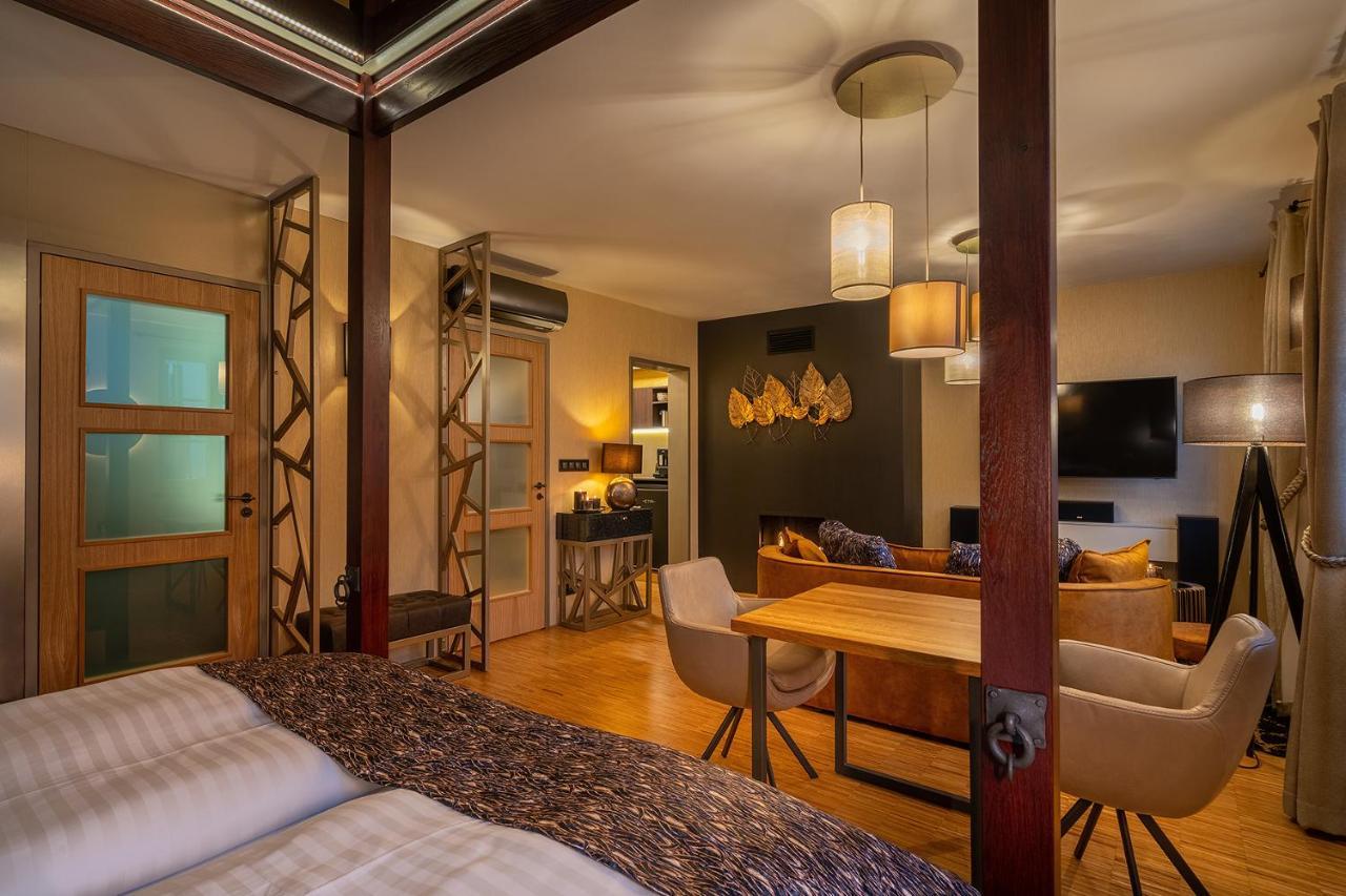 Hotel Bily Jednorozec Třeboň Esterno foto