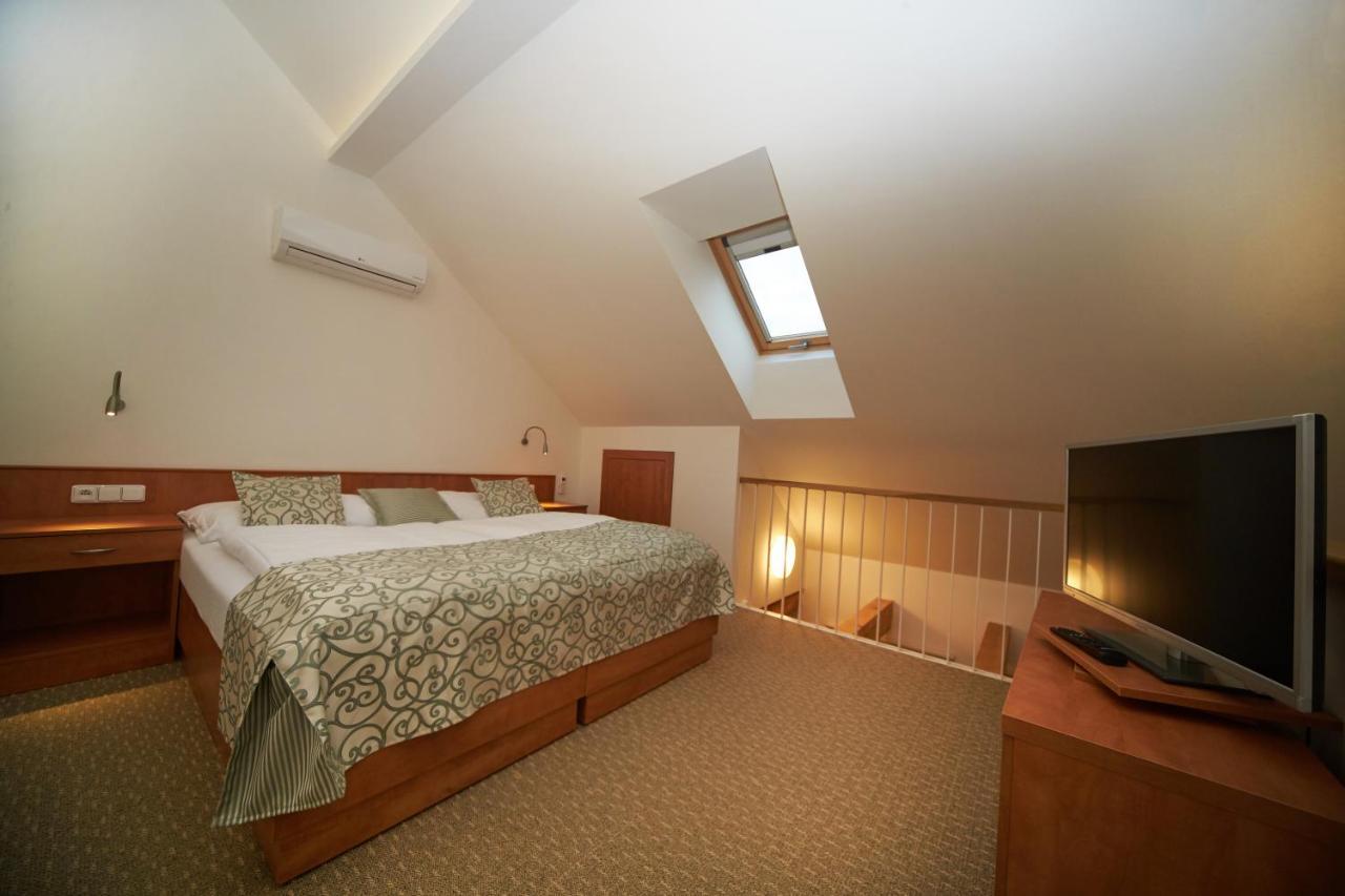 Hotel Bily Jednorozec Třeboň Esterno foto