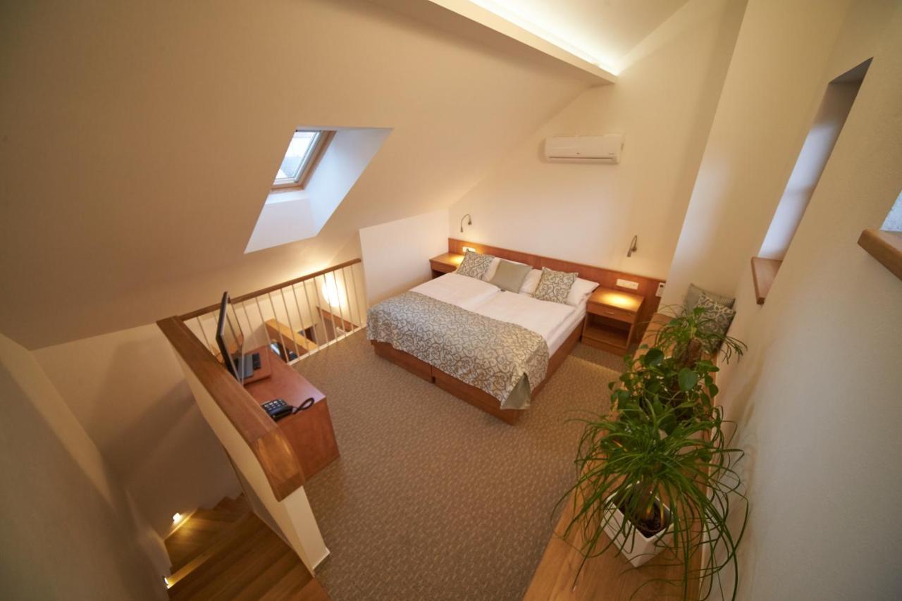 Hotel Bily Jednorozec Třeboň Esterno foto