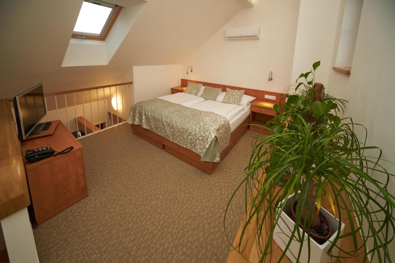 Hotel Bily Jednorozec Třeboň Esterno foto