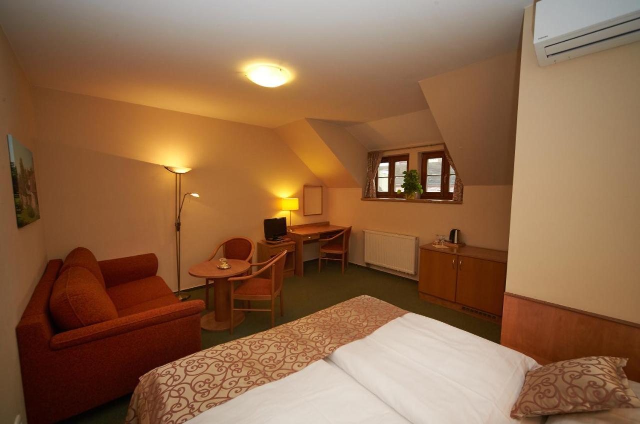 Hotel Bily Jednorozec Třeboň Esterno foto