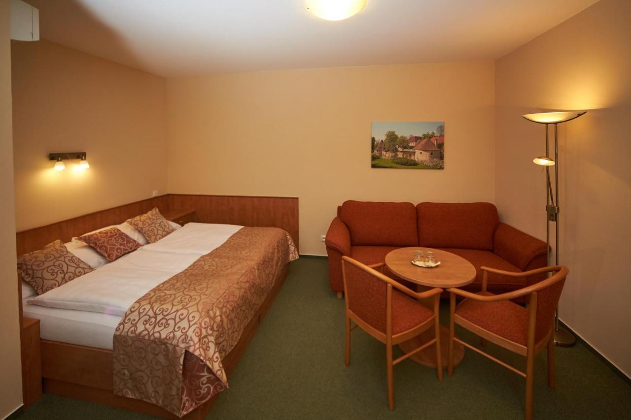 Hotel Bily Jednorozec Třeboň Esterno foto