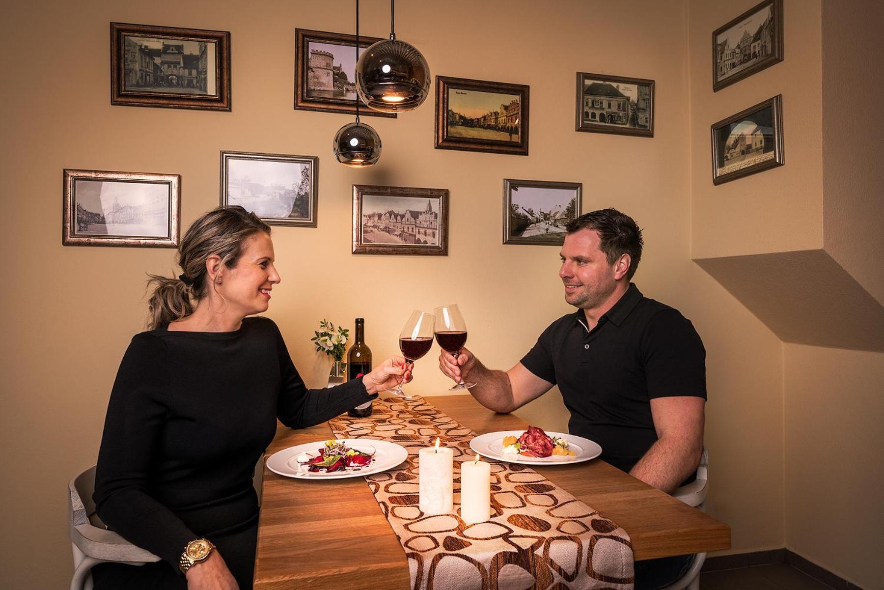Hotel Bily Jednorozec Třeboň Esterno foto