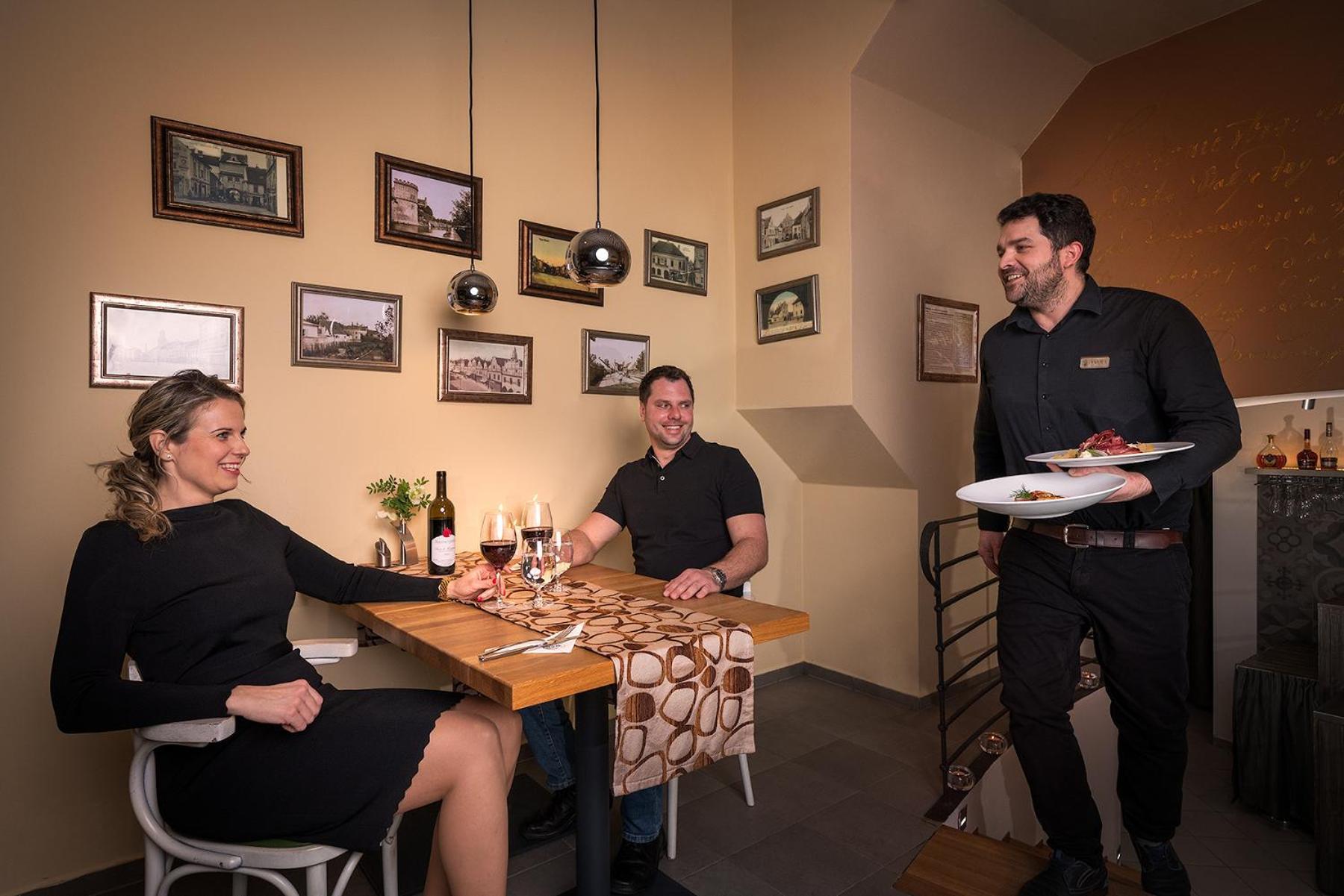 Hotel Bily Jednorozec Třeboň Esterno foto
