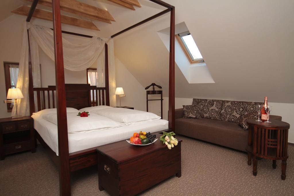 Hotel Bily Jednorozec Třeboň Esterno foto