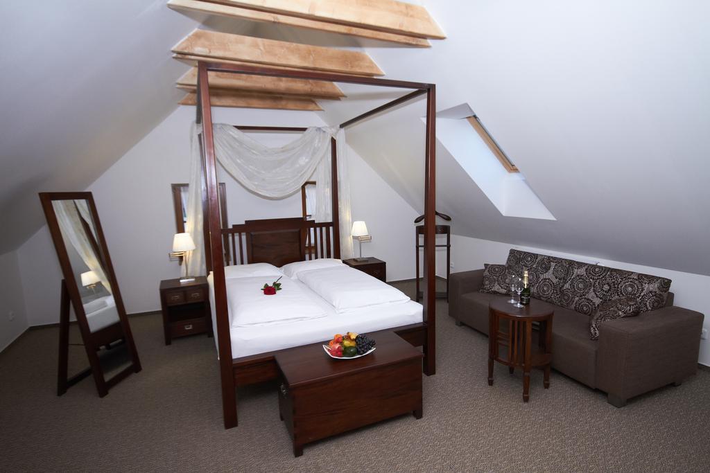 Hotel Bily Jednorozec Třeboň Esterno foto