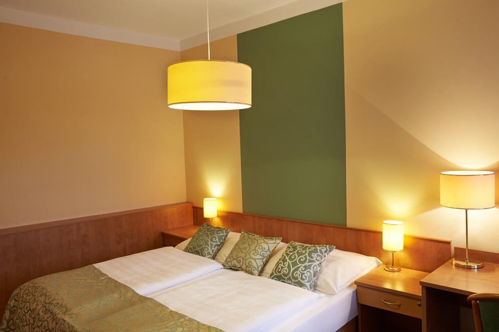 Hotel Bily Jednorozec Třeboň Esterno foto