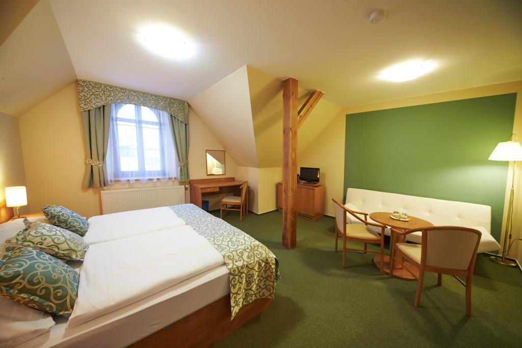 Hotel Bily Jednorozec Třeboň Esterno foto