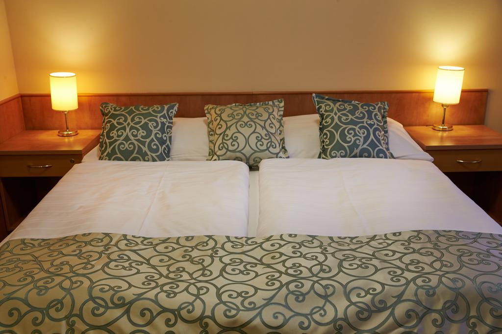 Hotel Bily Jednorozec Třeboň Esterno foto