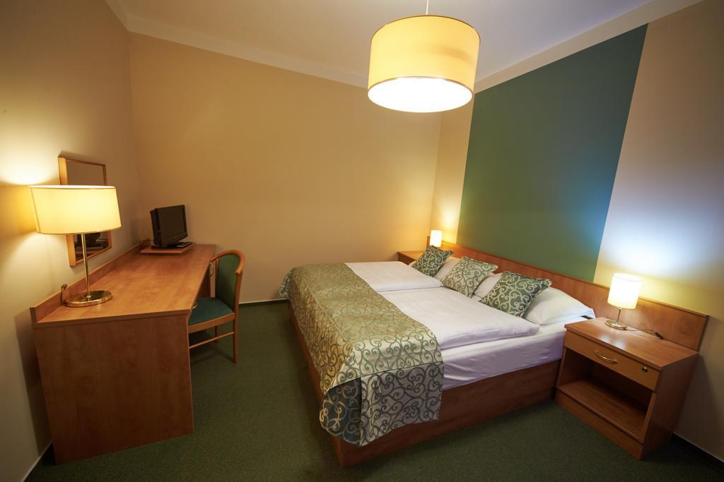 Hotel Bily Jednorozec Třeboň Esterno foto
