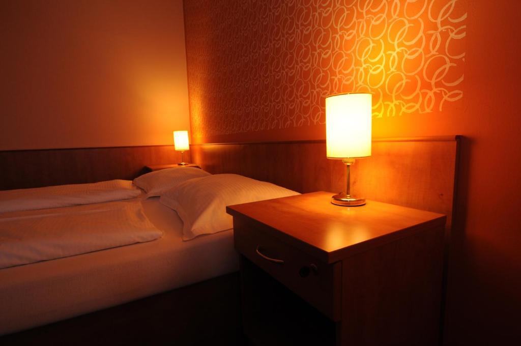 Hotel Bily Jednorozec Třeboň Esterno foto